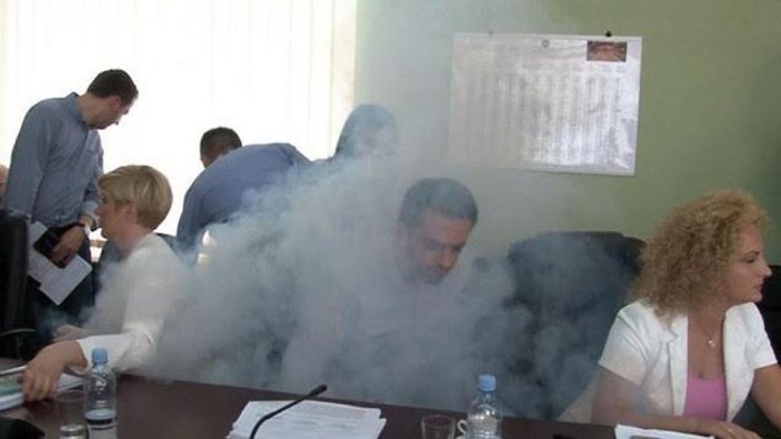 Kosova Meclisi gaza boğuldu