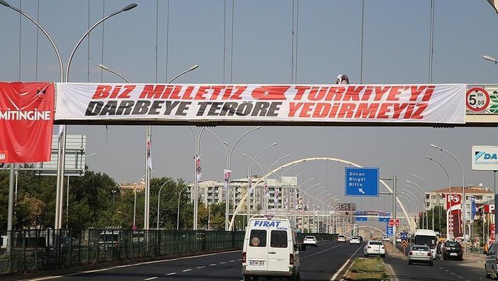 Diyarbakır'da darbe ve teröre afişli tepki