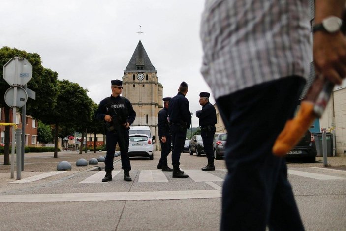 Fransa'da sahillerde asker - polis kol geziyor