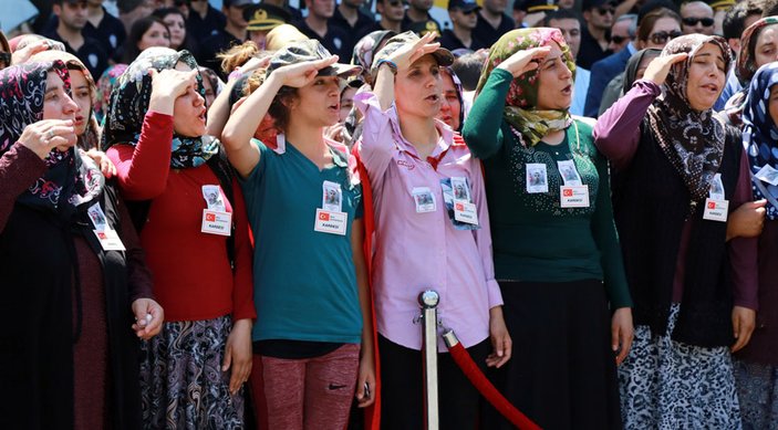 Şehit Kavcı'nın 6 kız kardeşi asker selamı verdi