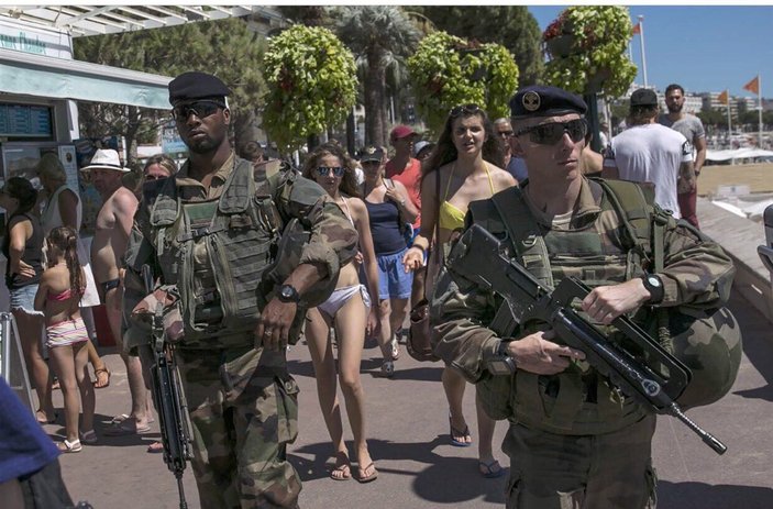 Fransa'da sahillerde asker - polis kol geziyor