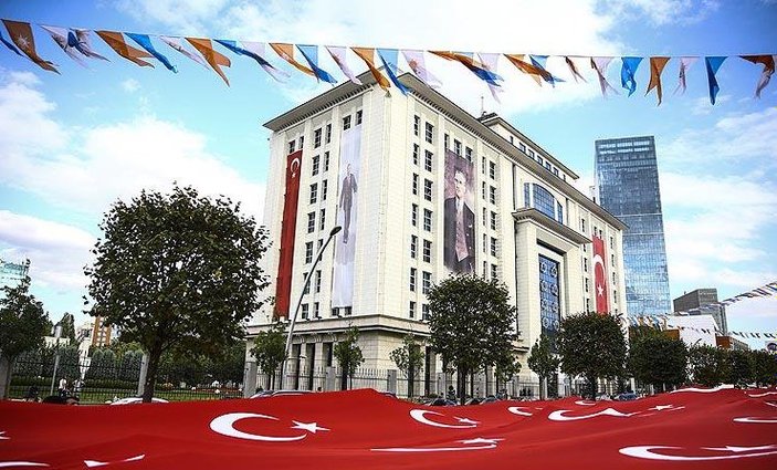 Dev Türk bayrağıyla AK Parti Genel Merkezi'ne yürüdüler