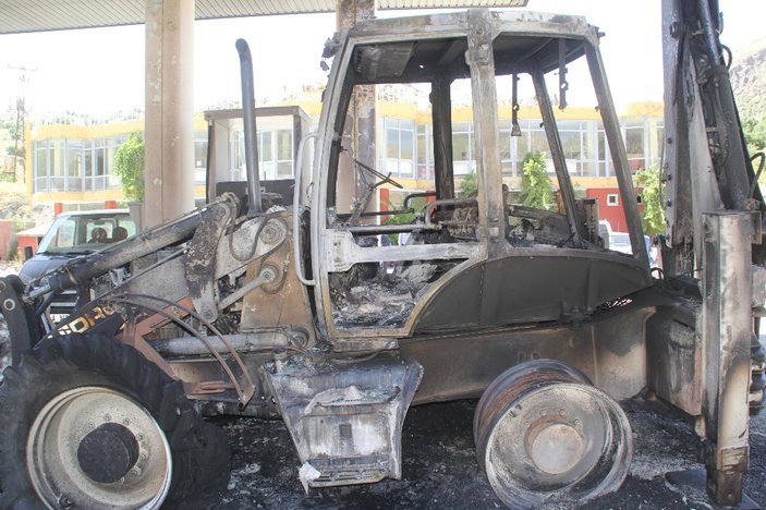 PKK'lılar Hakkari'de iş makinelerini yaktı