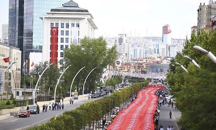 Dev Türk bayrağıyla AK Parti Genel Merkezi'ne yürüdüler