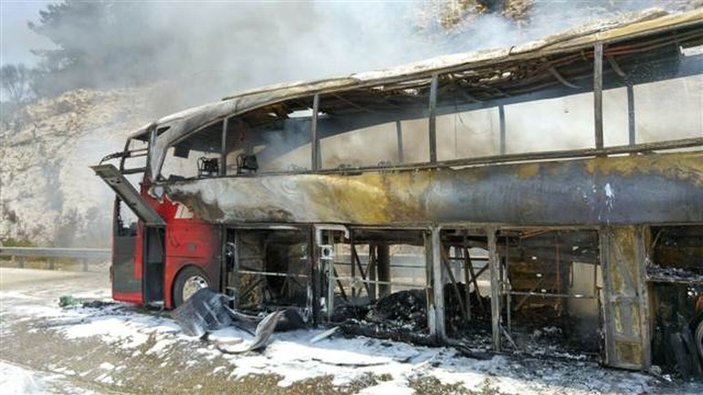 Mersin'de yolcu otobüsü hareket halindeyken yandı