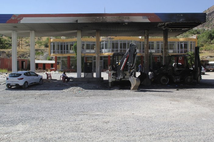 PKK'lılar Hakkari'de iş makinelerini yaktı