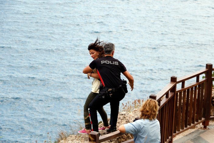 İntihar etmek isteyen kadını polis kurtardı