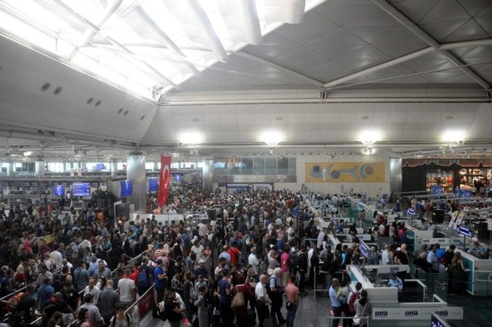 Atatürk Havalimanı'nda dev pasaport kuyruğu