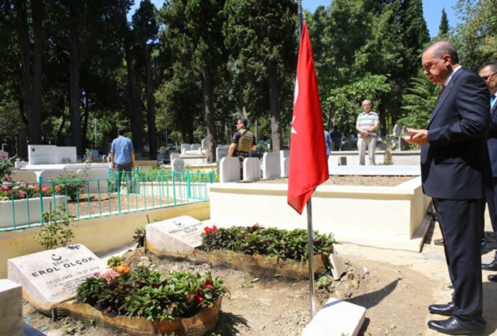 Erdoğan'dan şehit Erol Olçok ve oğlunun mezarına ziyaret