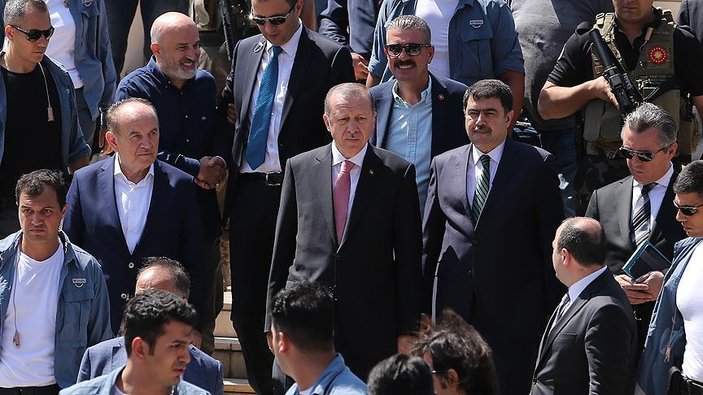Erdoğan'dan şehit Erol Olçok ve oğlunun mezarına ziyaret