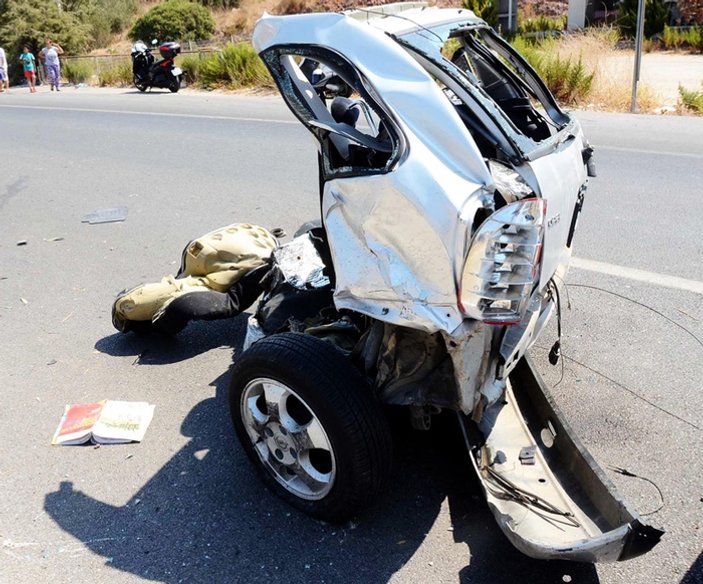 Bodrum'daki trafik kazasında otomobil ikiye bölündü