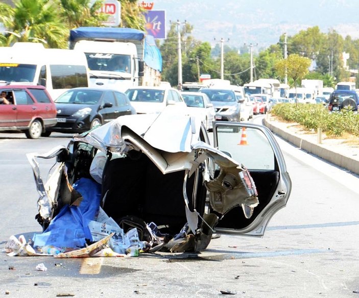 Bodrum'daki trafik kazasında otomobil ikiye bölündü
