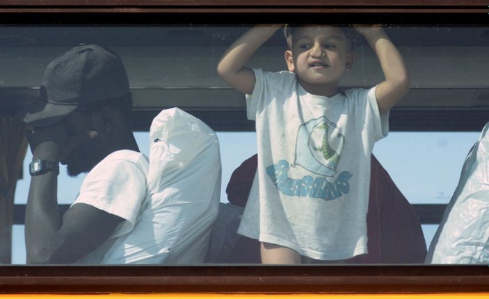 Mültecileri taşıyan otobüslerde aşağılayıcı hijyen önlemi