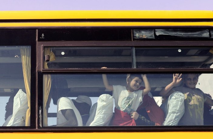 Mültecileri taşıyan otobüslerde aşağılayıcı hijyen önlemi