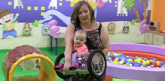 Felçli kızına kendi elleriyle tekerlekli sandalye yaptı