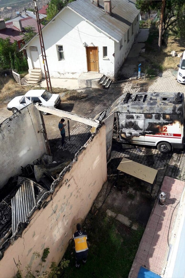 PKK'lı teröristler Tunceli'de ambulans yaktı