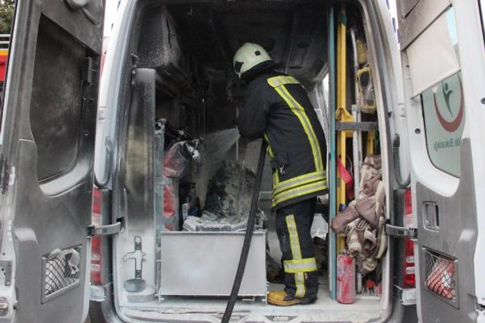 Hasta taşıyan ambulansta yangın çıktı