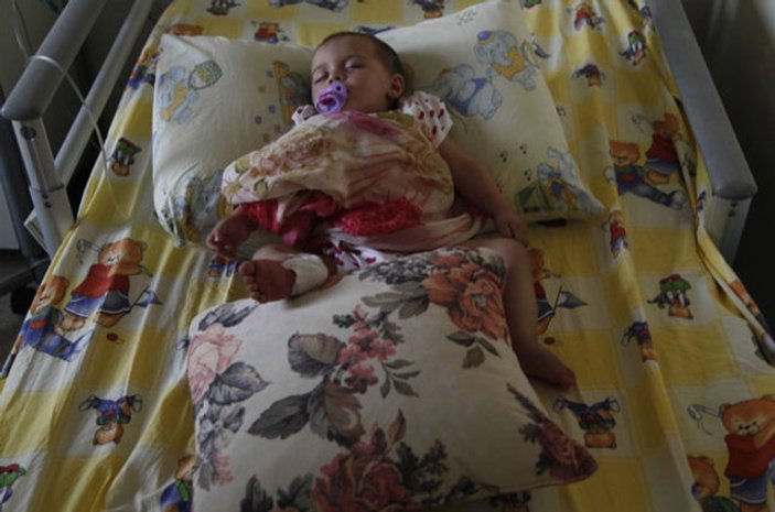 Esma bebek saldırıda ölen annesinin tülbentiyle uyuyor
