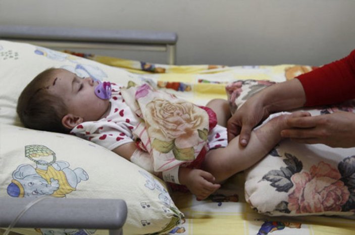 Esma bebek saldırıda ölen annesinin tülbentiyle uyuyor