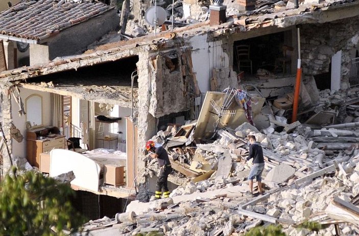 İtalya'da 6.2 şiddetinde deprem