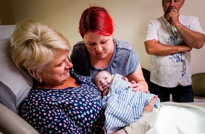46 yaşındaki kadın kendi torununu doğurdu