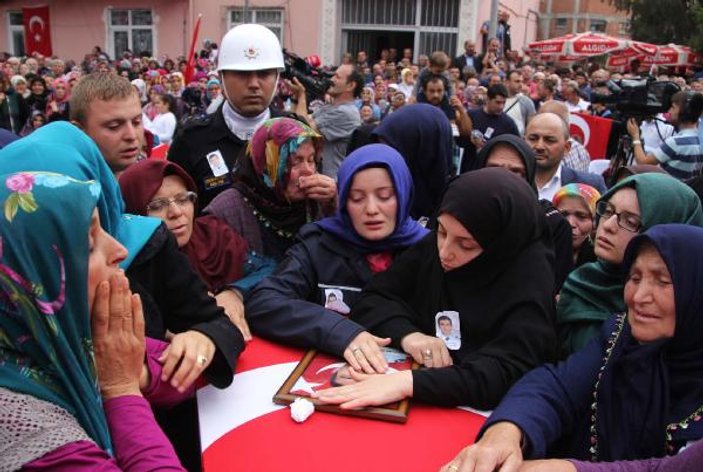 Şehit polisi 5 bin kişi uğurladı