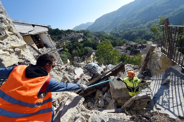 İtalya'da deprem: Ölü sayısı artıyor