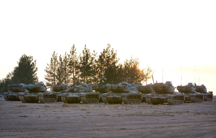 Obüs ve tanklar Suriye’ye girdi