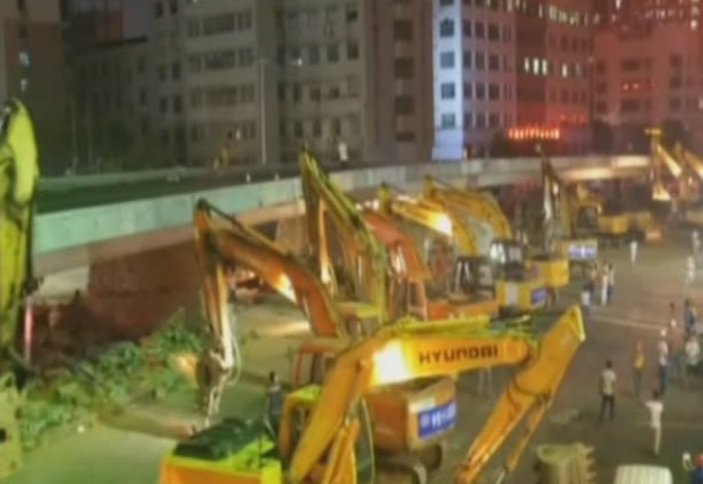 Çin'de 24 yıllık köprüyü 86 iş makinesi yıktı