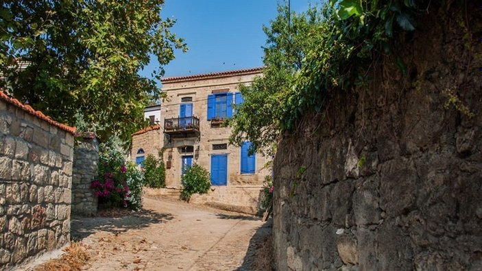 Adatepe köyündeki tarihi taş evlerin fiyatı el yakıyor