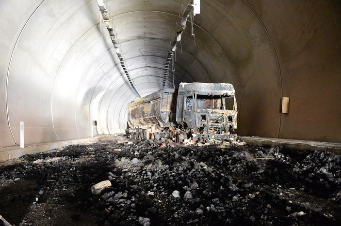 PKK, Bitlis- Diyarbakır tünellerinde 7 tır yaktı