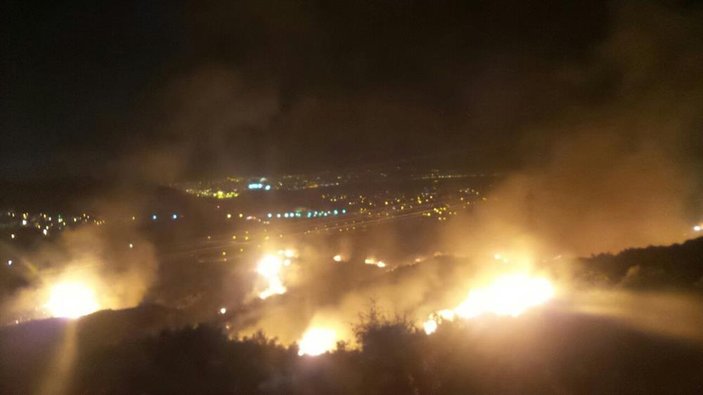 İzmir'de yangın yerleşim yerlerini tehdit etti