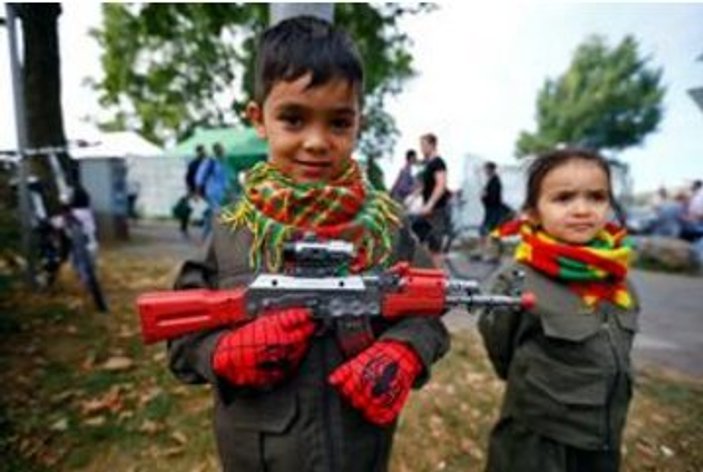 Almanya'da PKK'lılar çocukların eline silah verdi
