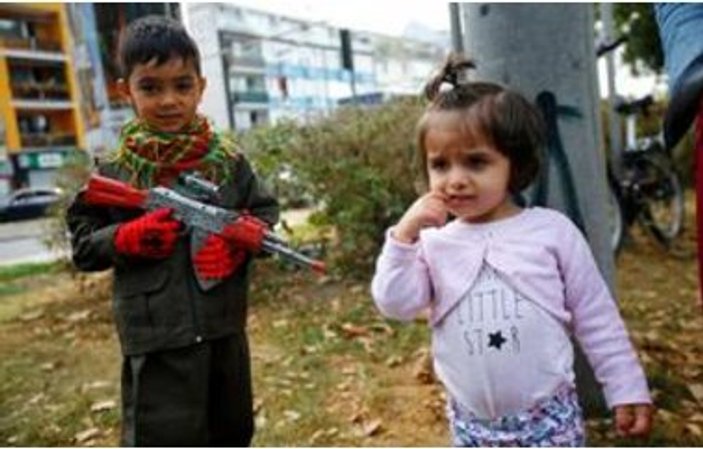 Almanya'da PKK'lılar çocukların eline silah verdi