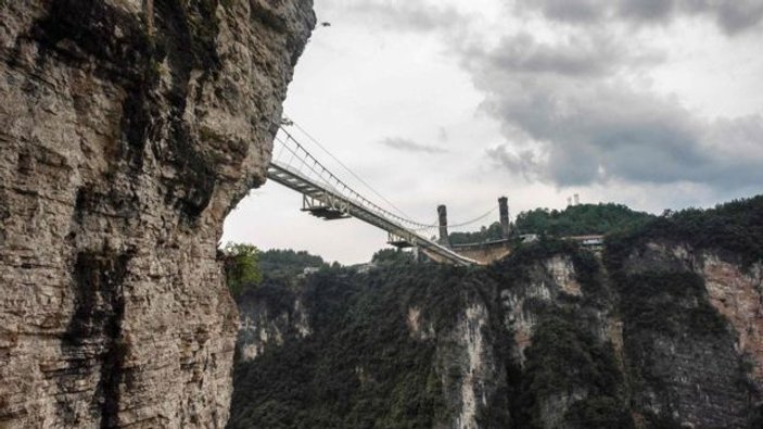 Çin'de inşa edilen cam köprü iki haftada kapatıldı
