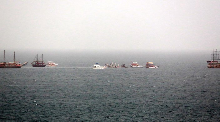 Antalya’da batan teknedeki kayıp 2 yolcu aranıyor