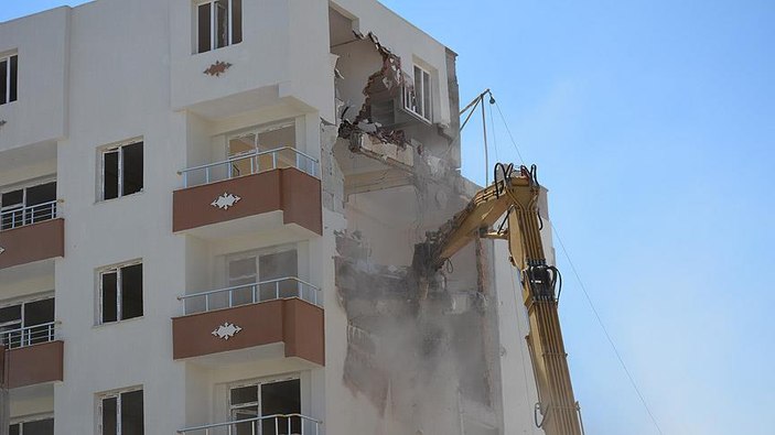 Diyarbakır Belediyesi terör mağdurlarının yaşadığı binayı yıktı