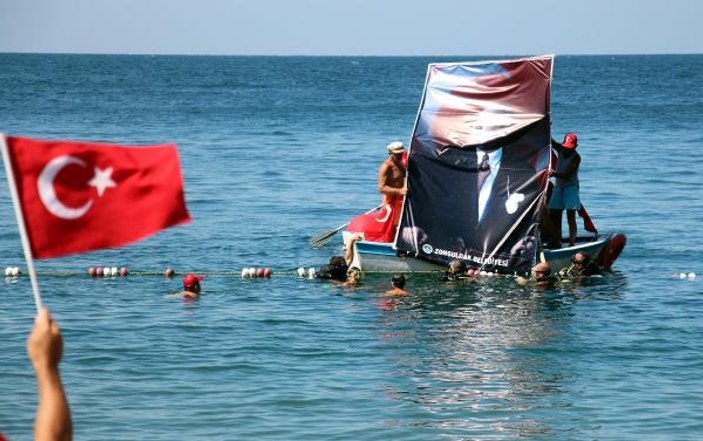 CHP'li belediyeden plajda 30 Ağustos kutlaması