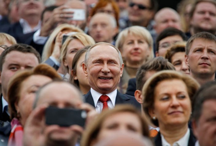 Genç kızların Putin'le selfie yarışı