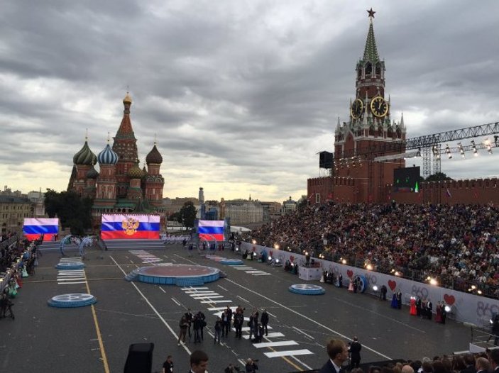 Genç kızların Putin'le selfie yarışı