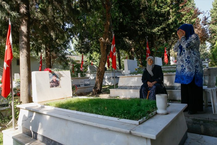 Şehitliğe oğlunun takım elbisesini götürdü