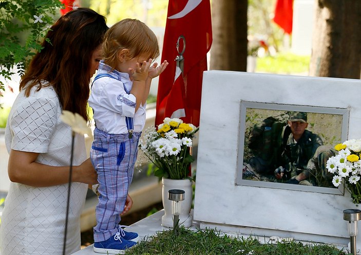 İzmir'de Kadifekale Şehitliği şehit aileleriyle doldu