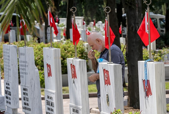 İzmir'de Kadifekale Şehitliği şehit aileleriyle doldu