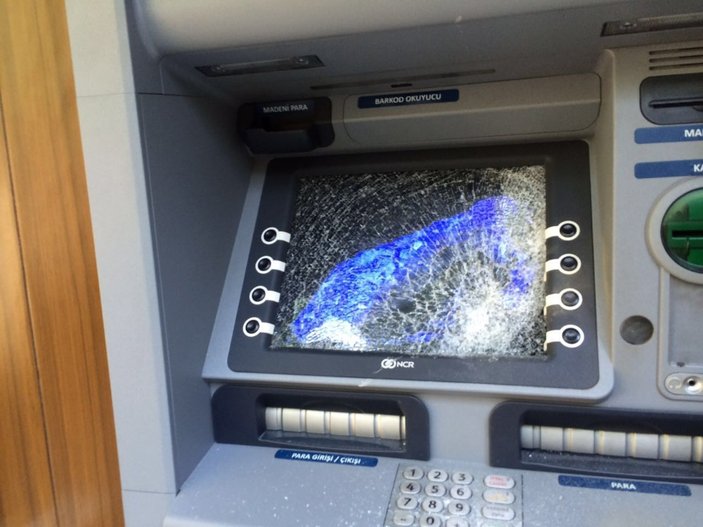 Dolandırılan adam hırsını ATM'den aldı