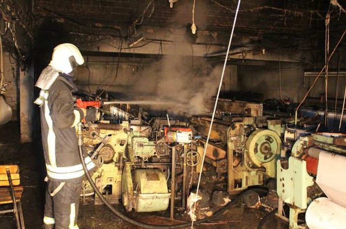 Fabrikanın içine düşen yıldırım yangına neden oldu