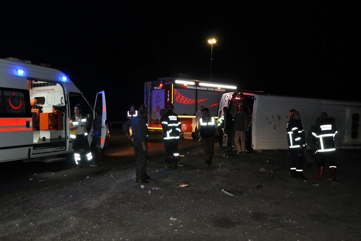 Kırıkkale'de midibüs devrildi