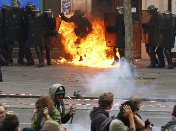 Fransa'da sokaklar savaş alanına döndü