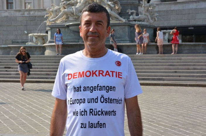 Geri geri yürüyerek Avrupa demokrasisini protesto etti