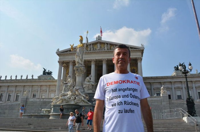Geri geri yürüyerek Avrupa demokrasisini protesto etti