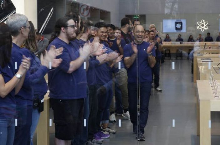 iPhone 7 için sıraya girenlere kapıyı Tim Cook açtı